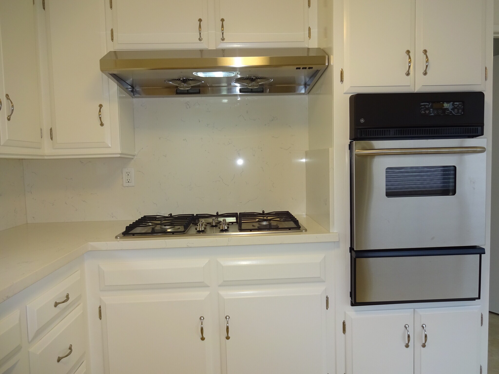 5 burner stove/oven microwave - 841 W 25th St
