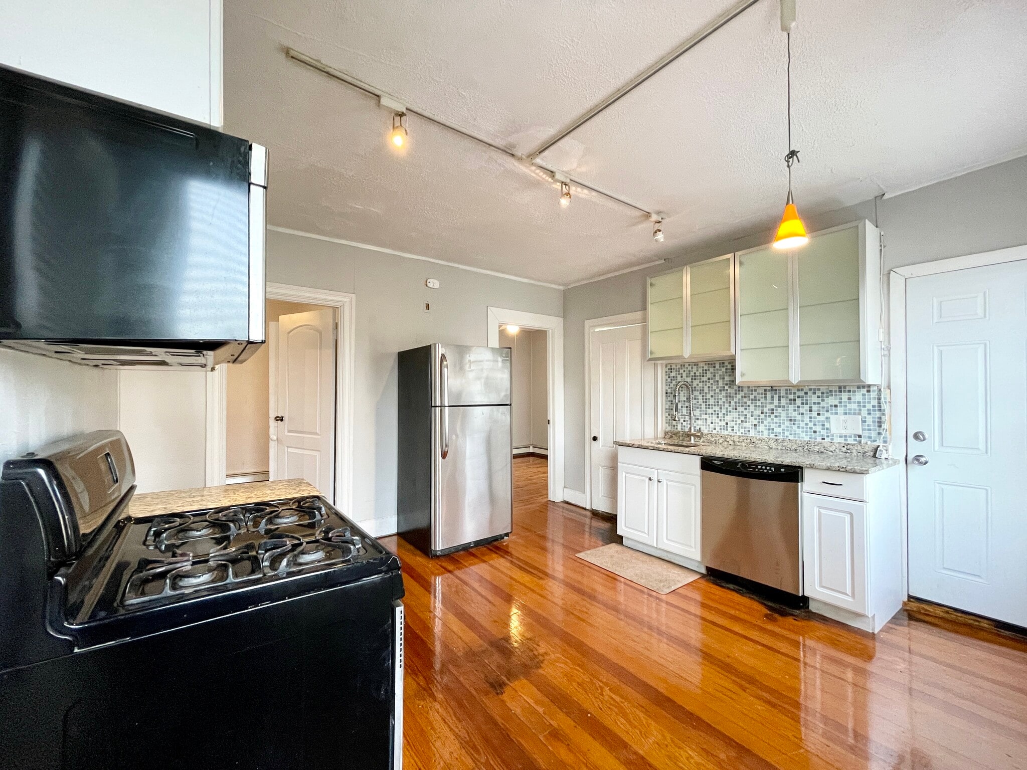 Building Photo - 48 America St