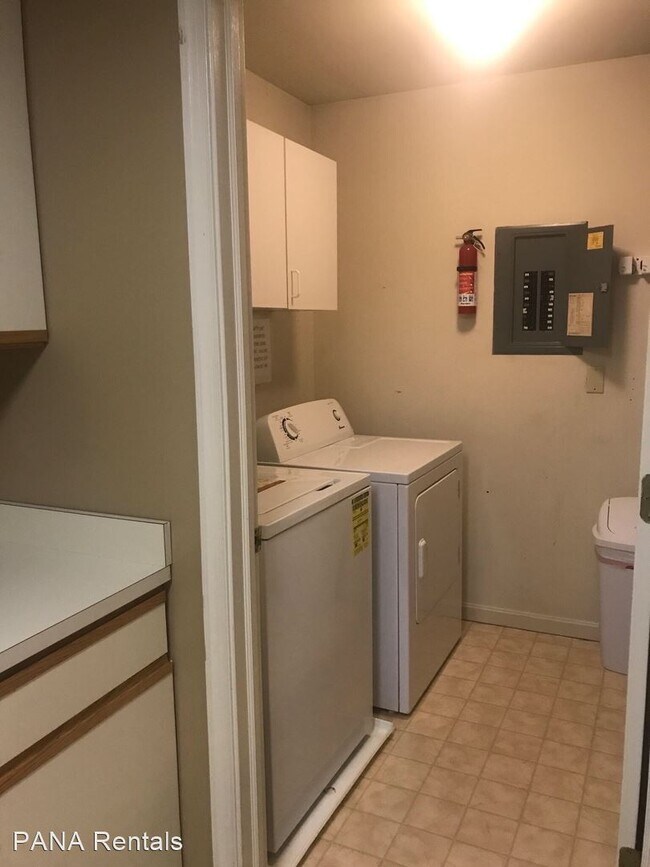 Building Photo - 2 br, 1.5 bath House - 308 Peters Way