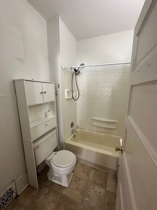 Building Photo - 1208 W 31st St