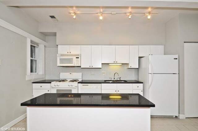 Building Photo - 4055 N Sheridan Rd
