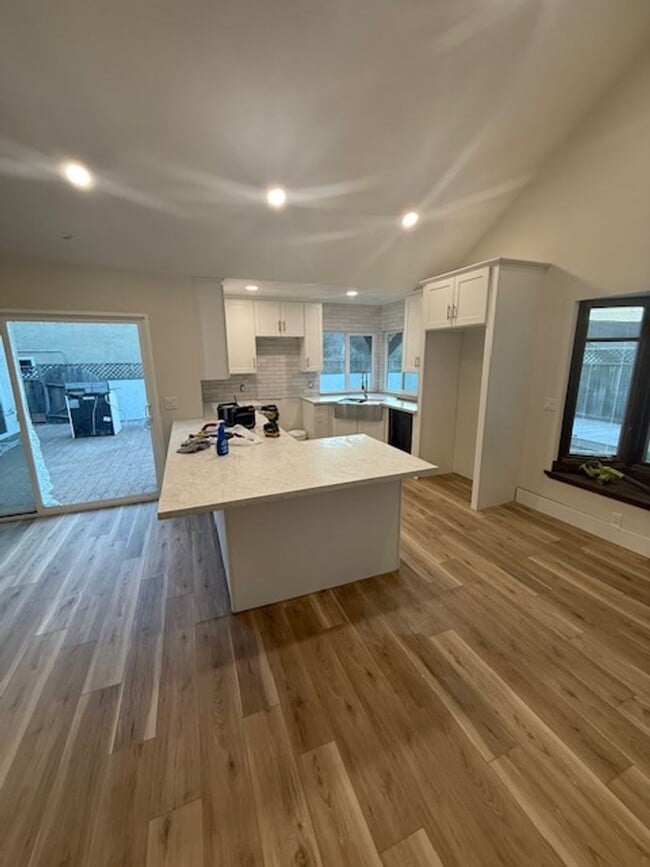 Building Photo - Fully Remodeled 3Bed/ 2Bath Home near Laguna Lake