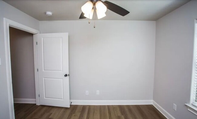 Building Photo - 3 Bedroom 2.5 Bathroom Townhome in Prime L...