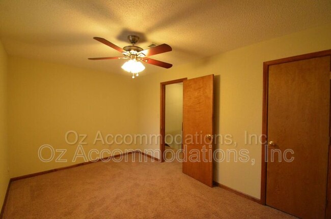 Building Photo - 311 NE Timbercreek Dr