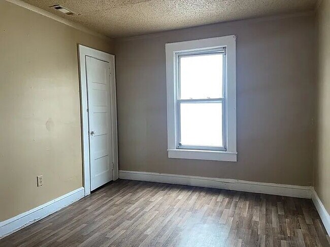 Building Photo - "Charming 2-Bedroom Retreat in Greenville - Perfect for Cozy Living!"