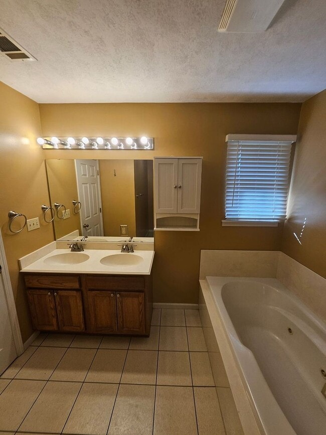 Building Photo - 2018 Hickory Dr