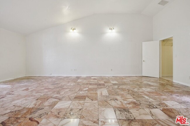 Building Photo - 5667 Heatherdale Dr