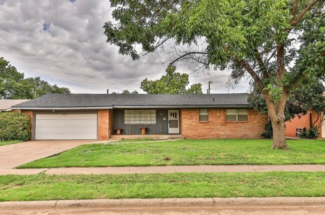 Building Photo - Spacious 4 bedroom 2 bathroom close to Texas Tech!