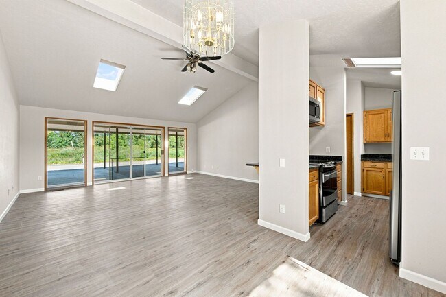 Building Photo - 39601 Santiam Bluffs Rd NE