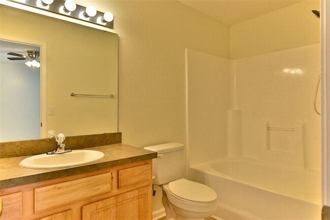 Building Photo - 321 Legend Oaks Dr