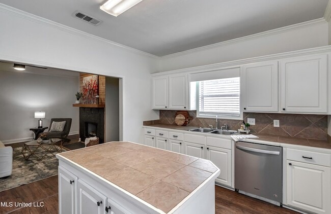 Building Photo - 120 Lennox Pl