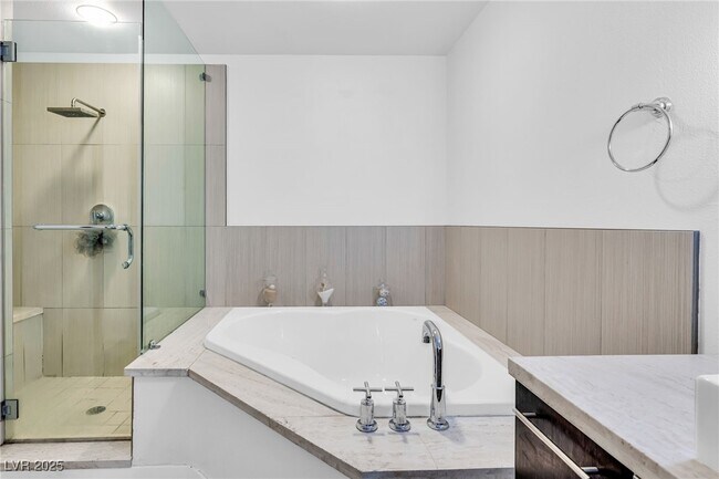 Building Photo - 8925 W Flamingo Rd