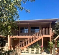 Building Photo - 1 Month Free - Upstairs 2 Bedroom Apartment