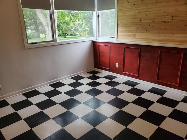 Building Photo - 413 Riverview Dr