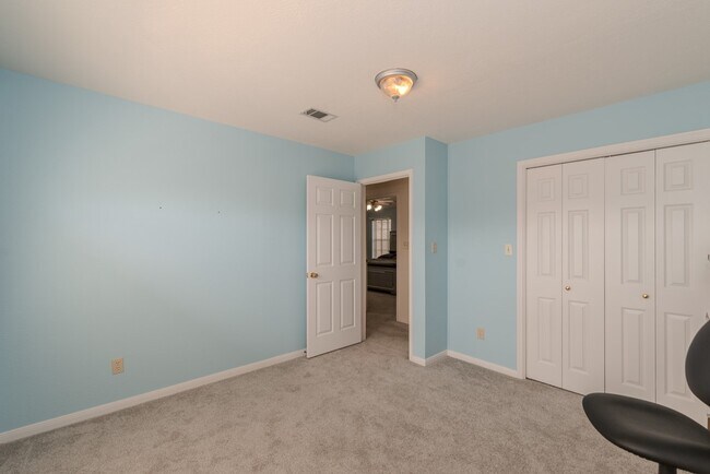 Building Photo - 1133 Green Meadow St
