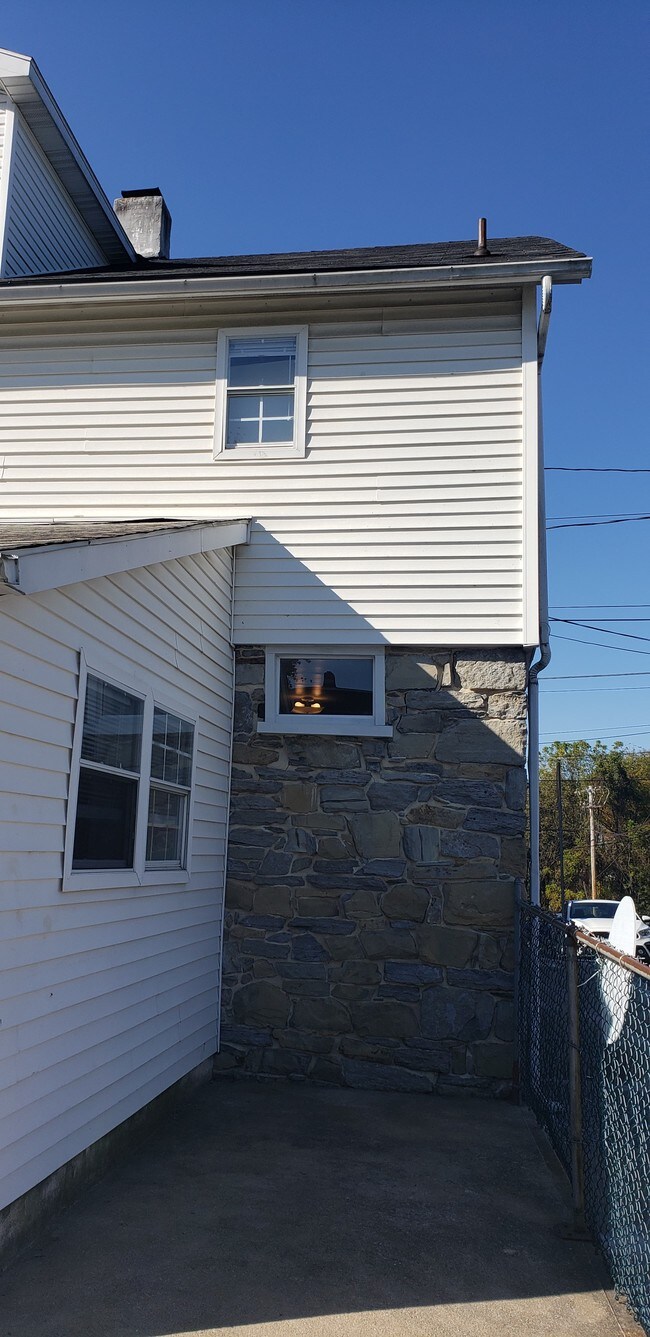 Rear Kitchen to left - 528 Pearl St