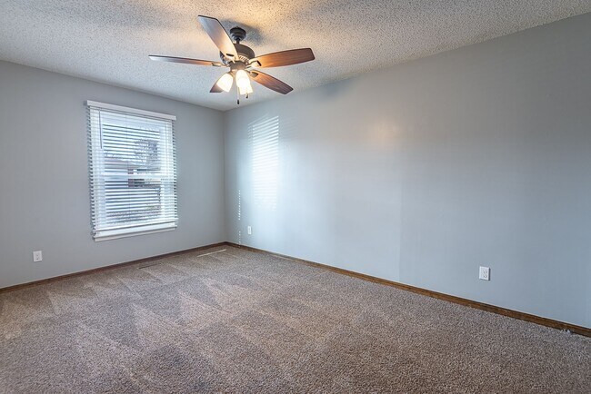 Building Photo - 3 Bed 2.5 Bath Springfield, MO