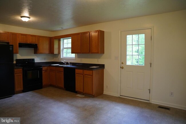 Building Photo - 104 Basin Dr