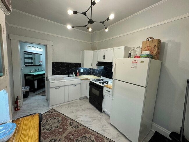 Building Photo - 109 1/2 East 6th Street, Unit 10