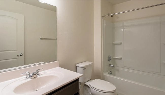 Building Photo - Beautiful 4 bedroom 2.5 bath home