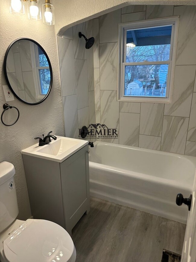 Building Photo - 1702 E 72nd St