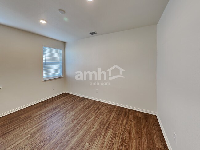 Building Photo - 425 Pebble Bend