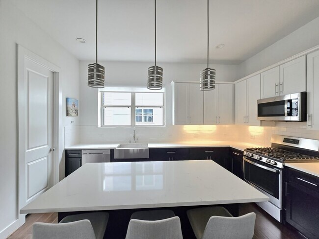 Building Photo - 2613 Hutchins St