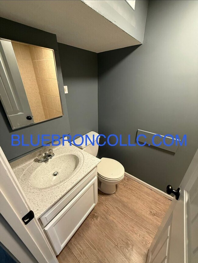 Building Photo - Beautiful unit with three bathrooms close to downtown Lee's Summit