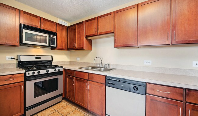 Spacious kitchen with plenty of counter space - 2200 Grace