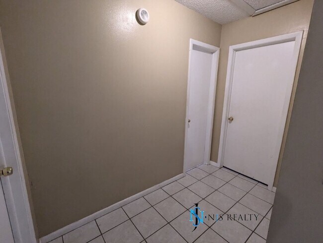 Building Photo - Large 2/2/1 with community pool, primary s...