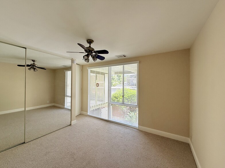 Building Photo - 4126 Del Mar Ave