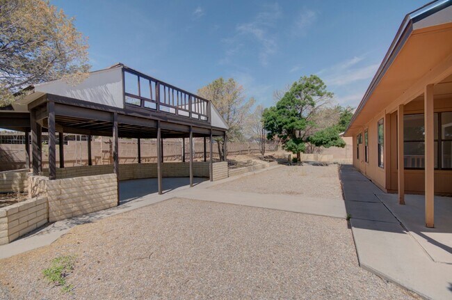 Building Photo - Amazing 3 Bedroom in Central Rio Rancho!