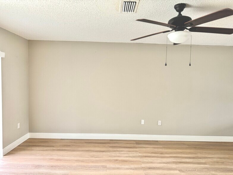 Building Photo - 6054 Amberly Ct