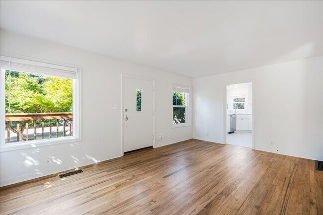 Building Photo - Sweet & Charming 2/1 Home Available Immedi...