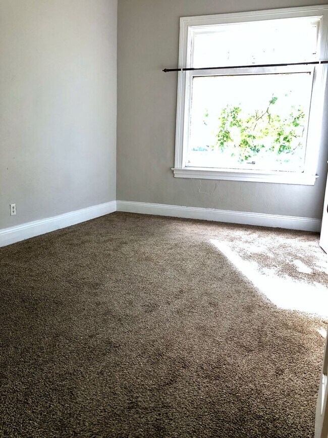 Building Photo - *** Shadyside Duplex Apartment * Pet Friendly * Spacious & Renovated * Available Now * Modern Fin...