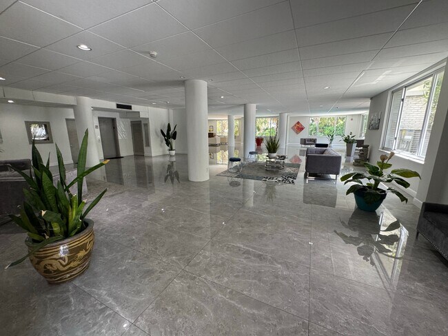 Building Photo - 9700 E Bay Harbor Dr