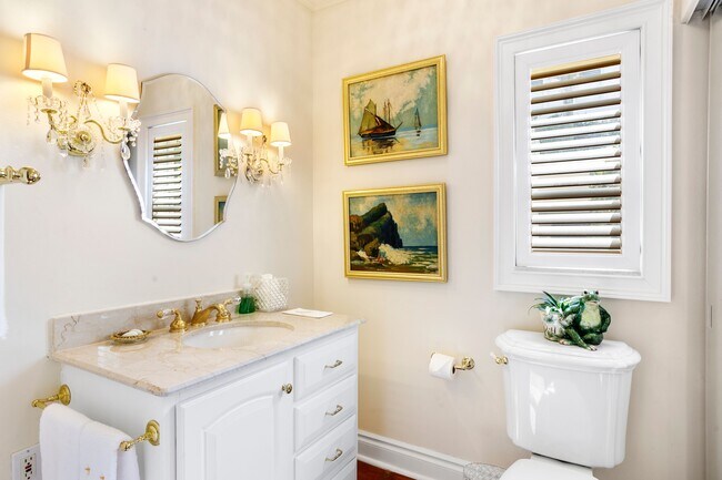 Building Photo - 380 Cocoanut Row