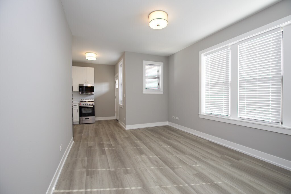 Building Photo - 3843 N Janssen Ave