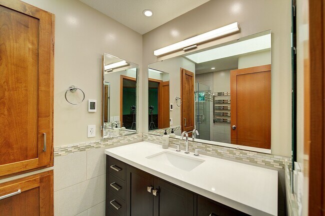 Building Photo - 4bd/3ba Sammamish House