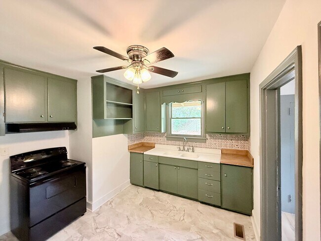 Building Photo - 3BR Normaltown Charmer