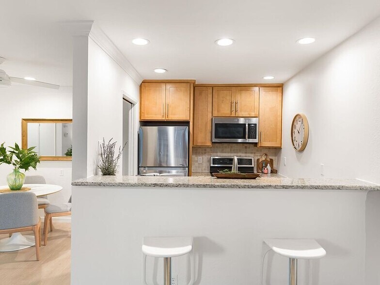 Building Photo - 811 York St