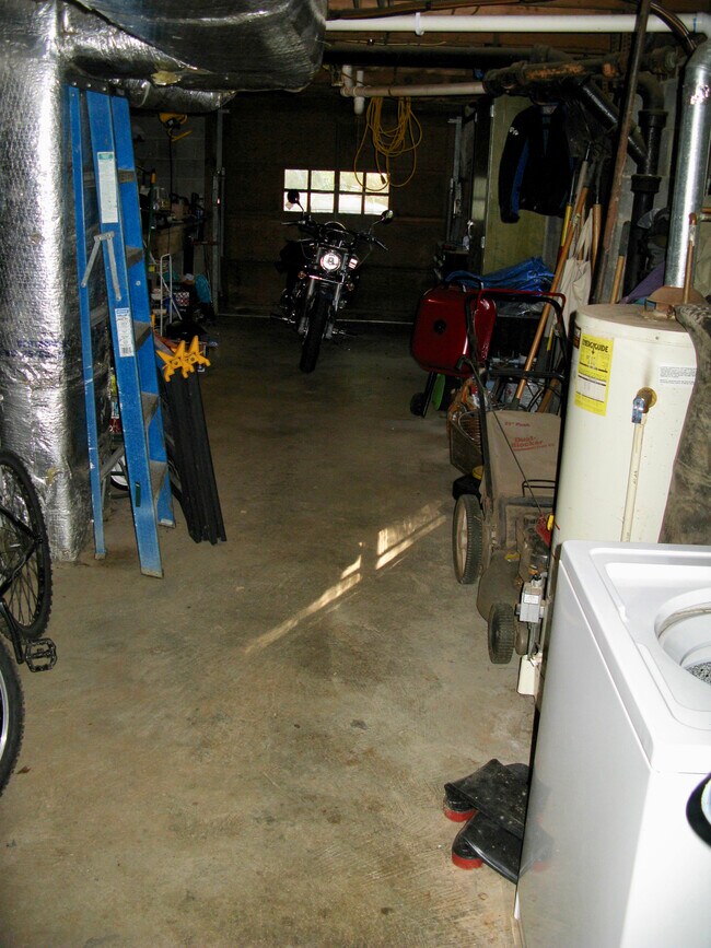 Building Photo - 410 Pineneedle Rd