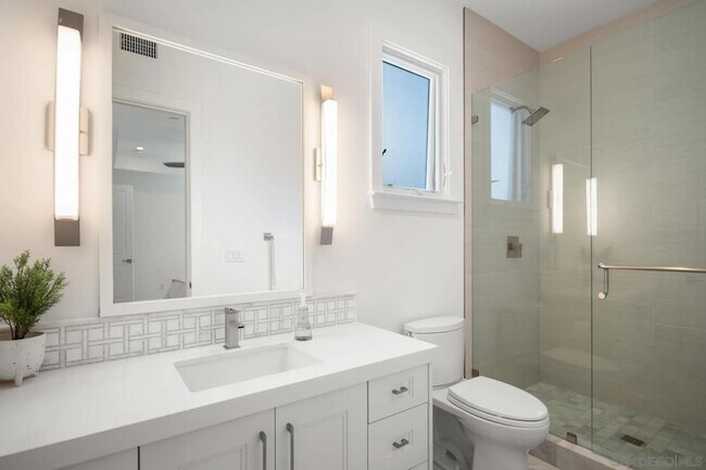 Building Photo - 712 E Avenue Unit