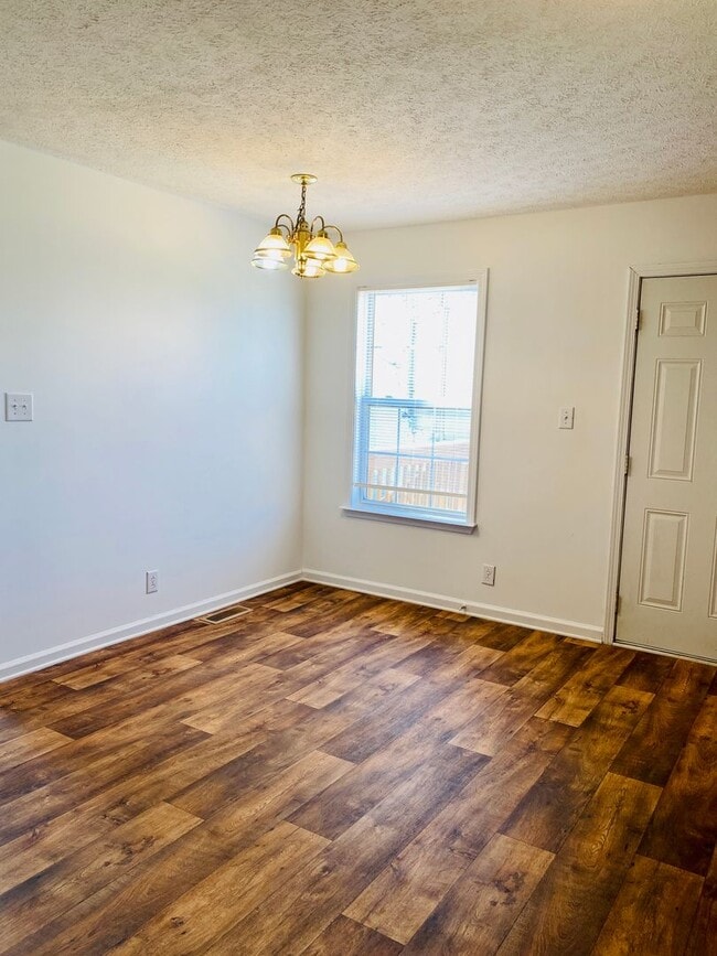 Building Photo - Single Family Home close to Ft Campbell an...
