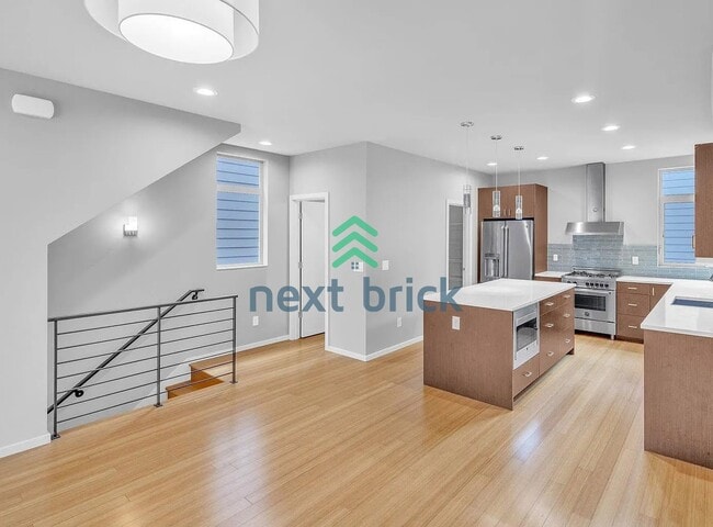 Building Photo - 3BR / 3BA Single-Family Home in Desirable Seattle Neighborhood