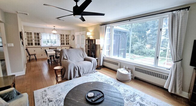 Building Photo - Fully Furnished 4 Bed / 1-1/2 Bath Single Family Home w/2 Car Garage