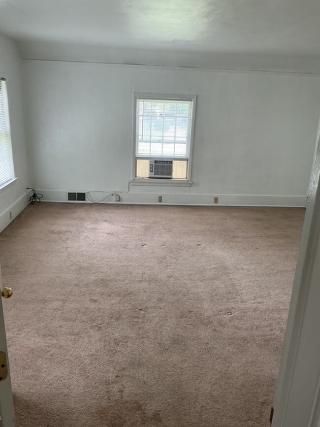 Interior Photo - 1512 E Gardner Ln