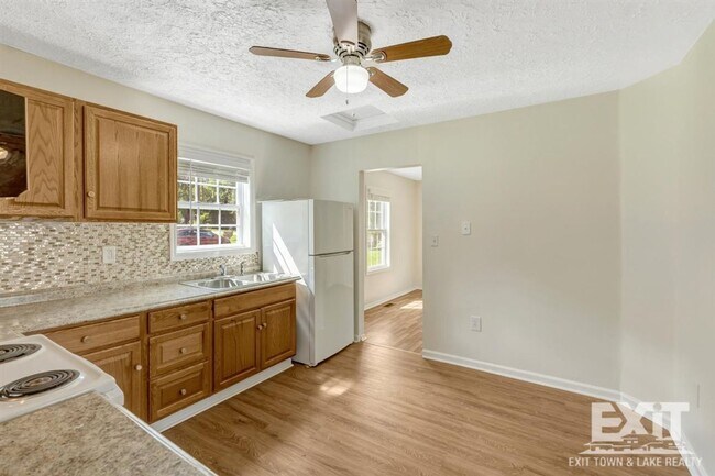 Building Photo - Newly Renovated 2 Bedroom 1 Bath in La Cro...