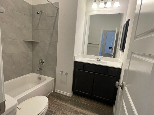 Building Photo - 4 Bedroom/3 Bath Kallinson Ranch Subdivision