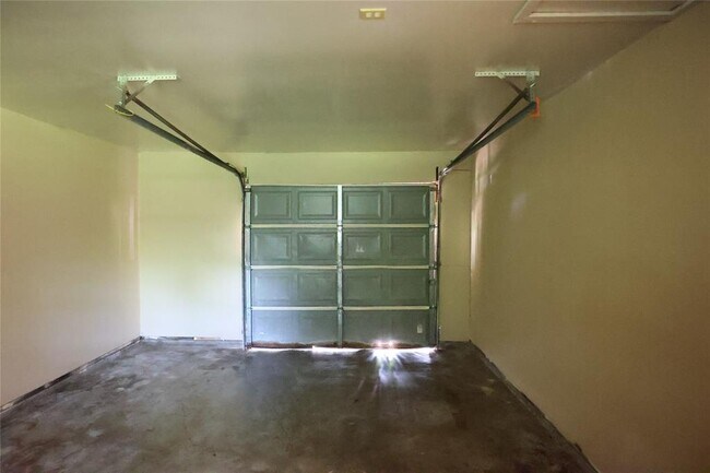 Building Photo - 5734 Lyndhurst Dr